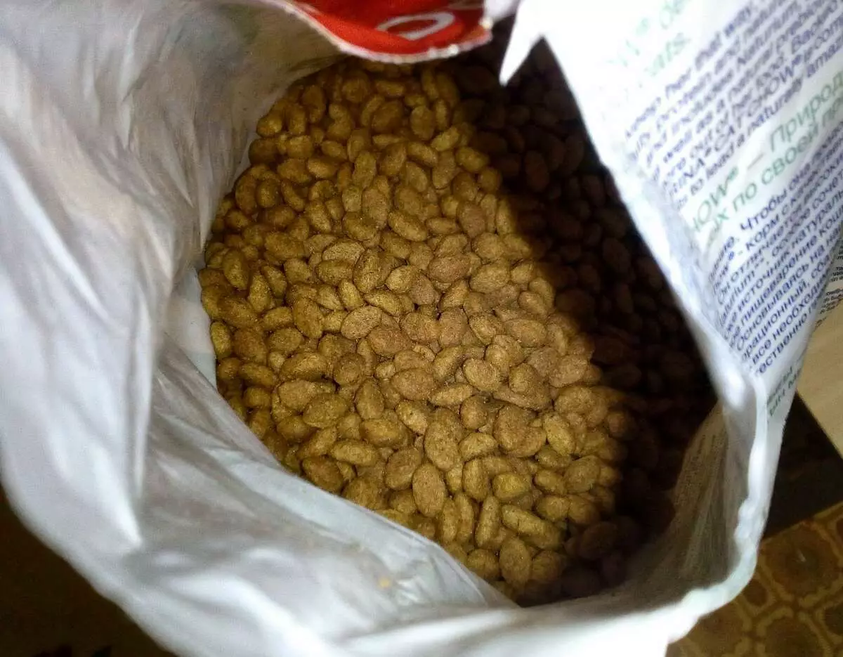 Purina cat Chow do chait sterilized: forbhreathnú beatha steiriliú le haghaidh cait caol, a gcomhdhéanamh. Beatha Tirim 15 kg agus fliuch, athbhreithnithe 22119_8