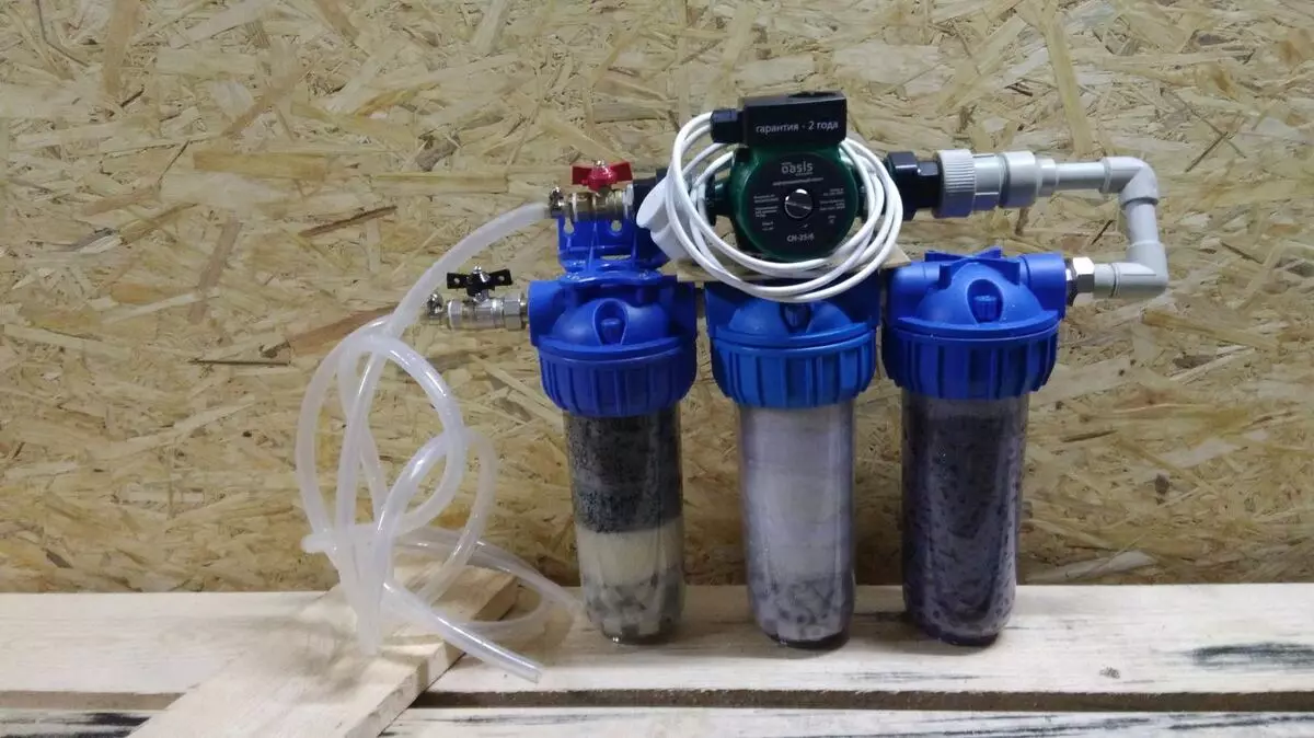 Filtri i jashtëm për akuarium me duart tuaja (27 foto): një filtër shtëpiak për akuarium nga 100 litra. Si për të bërë një filtër në natyrë akuariumi nga 300 litra? 22194_22