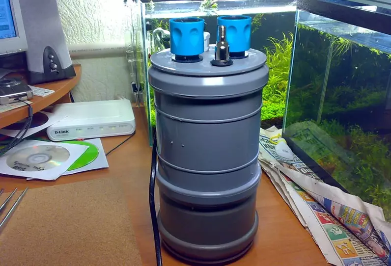 Extern filter voor aquarium met uw eigen handen (27 foto's): een zelfgemaakt filter voor aquarium met 100 liter. Hoe een Outdoor Aquarium-filter te maken met 300 liter? 22194_3