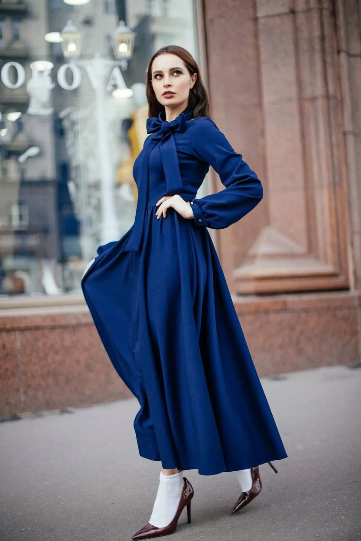 vestido de otoño una silueta azul