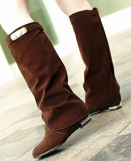 Brown Suede Boots (35 bilder): Hva skal du ha på kvinnelige modeller på hælen og på en kile av brunt ruskind 2237_20
