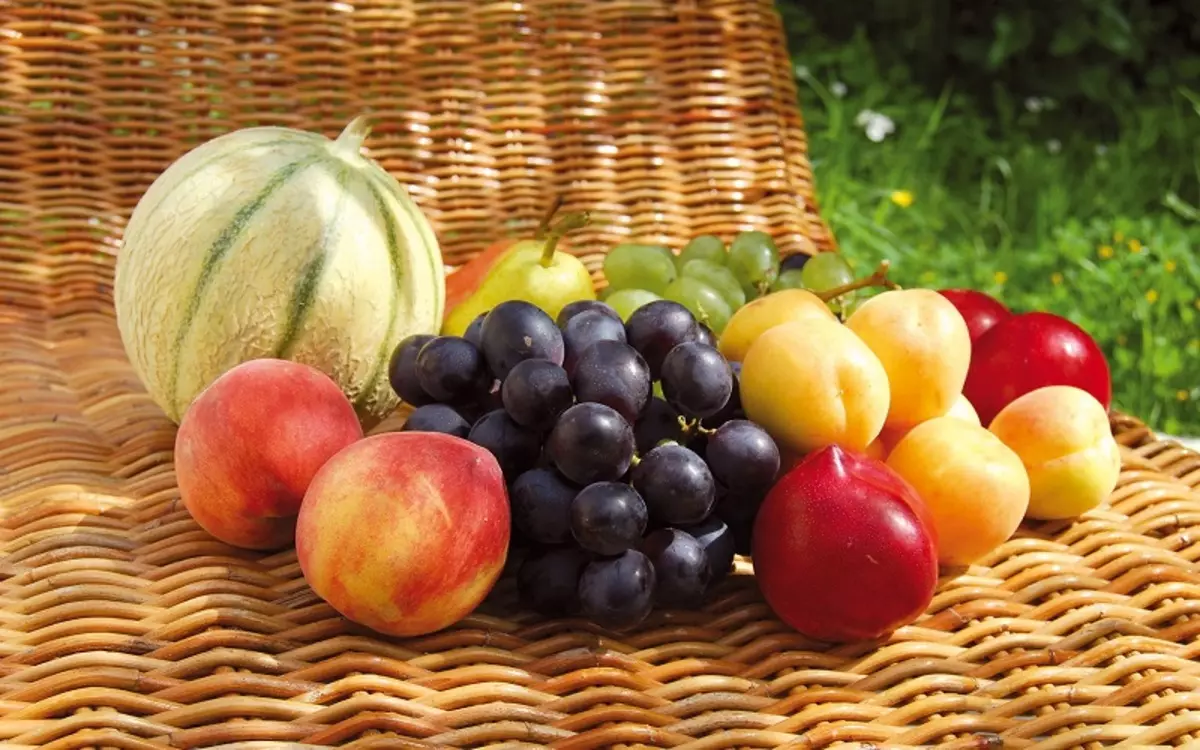 რა ხილი შეიძლება გადაეცეს wavy parrots? ბანანი და მანდარინი, ვაშლი და კივი, ფორთოხალი და ანანასი, მსხალი და სხვა თუთიყუში დელიკატები 22380_3