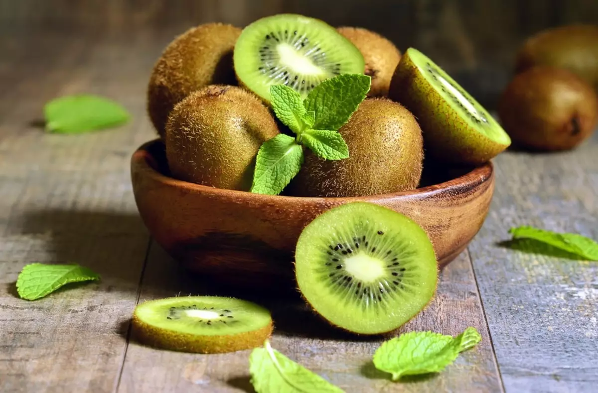 Jaké ovoce mohou být vlnité papoušky? Banán a mandarinky, jablka a kiwi, pomeranče a ananas, hrušky a jiné lahůdky papoušek 22380_5