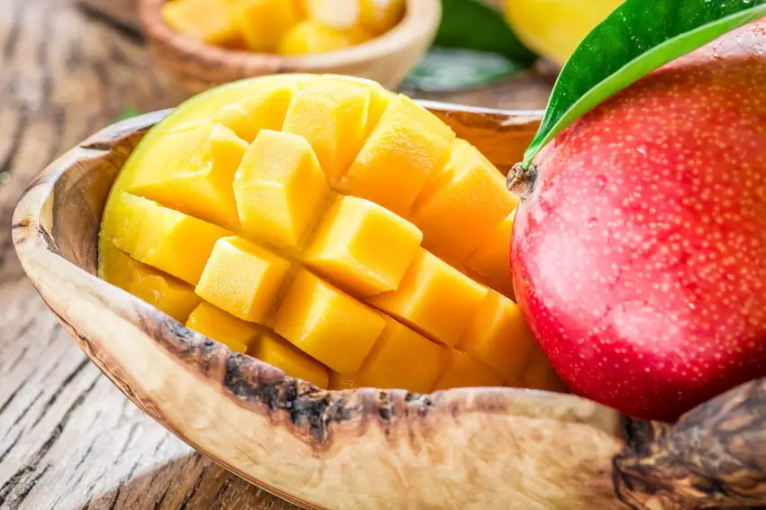 Jaké ovoce mohou být vlnité papoušky? Banán a mandarinky, jablka a kiwi, pomeranče a ananas, hrušky a jiné lahůdky papoušek 22380_6