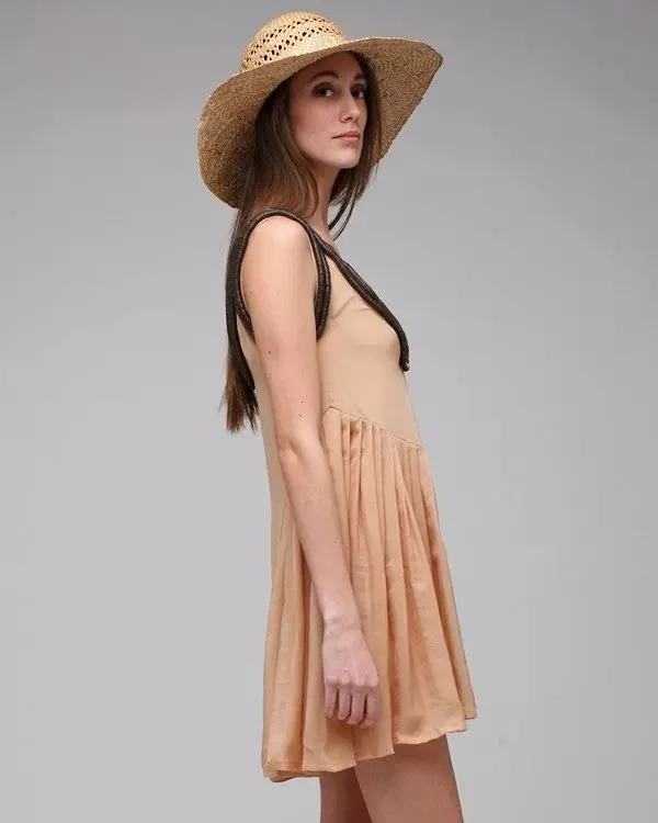Beige pleated dress na may sumbrero