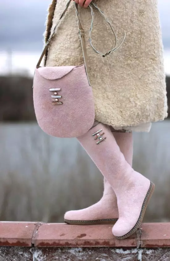 Bottes pour femmes (64 photos): chaussures d'hiver, modèles de feutre isolés pour la foudre 2247_61
