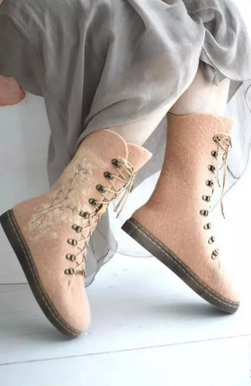여성 부츠 부츠 (64 장의 사진) : 겨울 신발, 번개를위한 절연 된 펠트 모델 2247_63