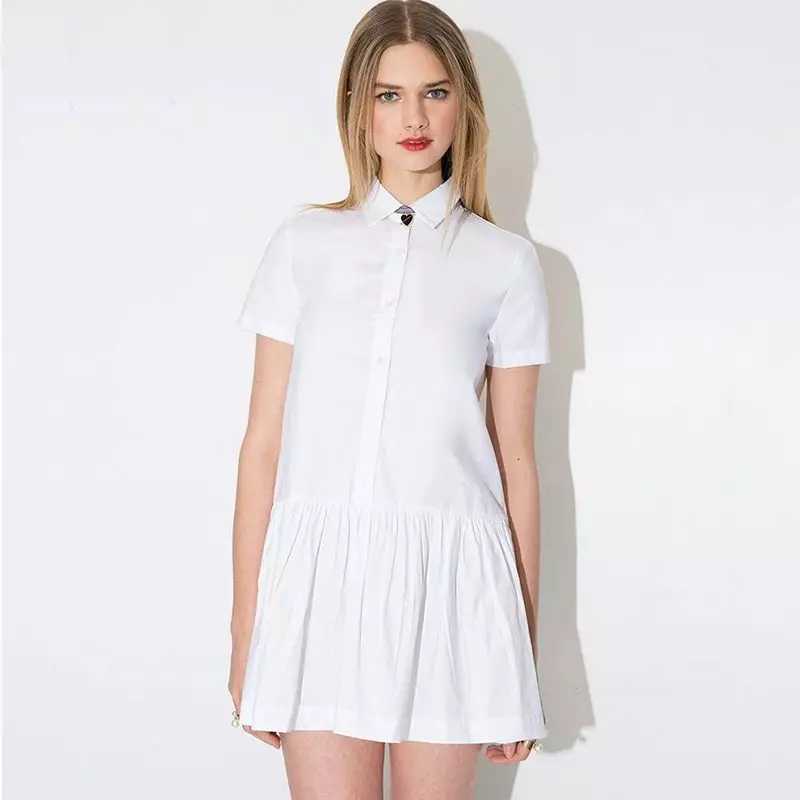 プリーツスカートと白い短いポロドレス