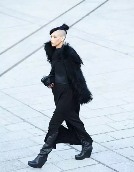 Saappaat kiilalla (84 kuvaa): Naisten syksyn mallit viitta, jossa yllään piilotettu kiila ja trendikkäät mustat saappaat 2251_13