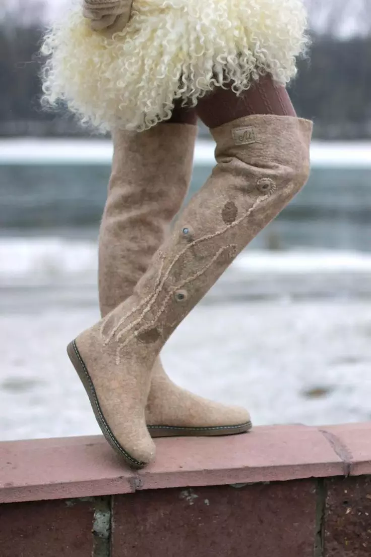 Botas de feltro (97 fotos): botas femininas e nenos - botas, modelos de inverno cálidos de feltro, cos que usan botas naturais de moda, comentarios 2252_23