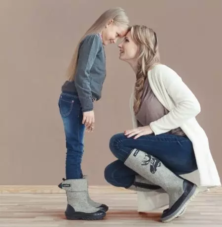 Botas de feltro (97 fotos): botas femininas e nenos - botas, modelos de inverno cálidos de feltro, cos que usan botas naturais de moda, comentarios 2252_7