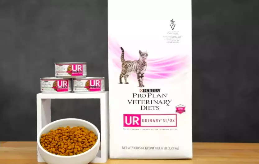 Feed garing kanggo kucing Purina Pro Rencana: Komposisi lan jinis. Diet Veterinary lan alus, disterilisasi lan feed liyane. Tingkat saben dina. Ulasan 22666_5