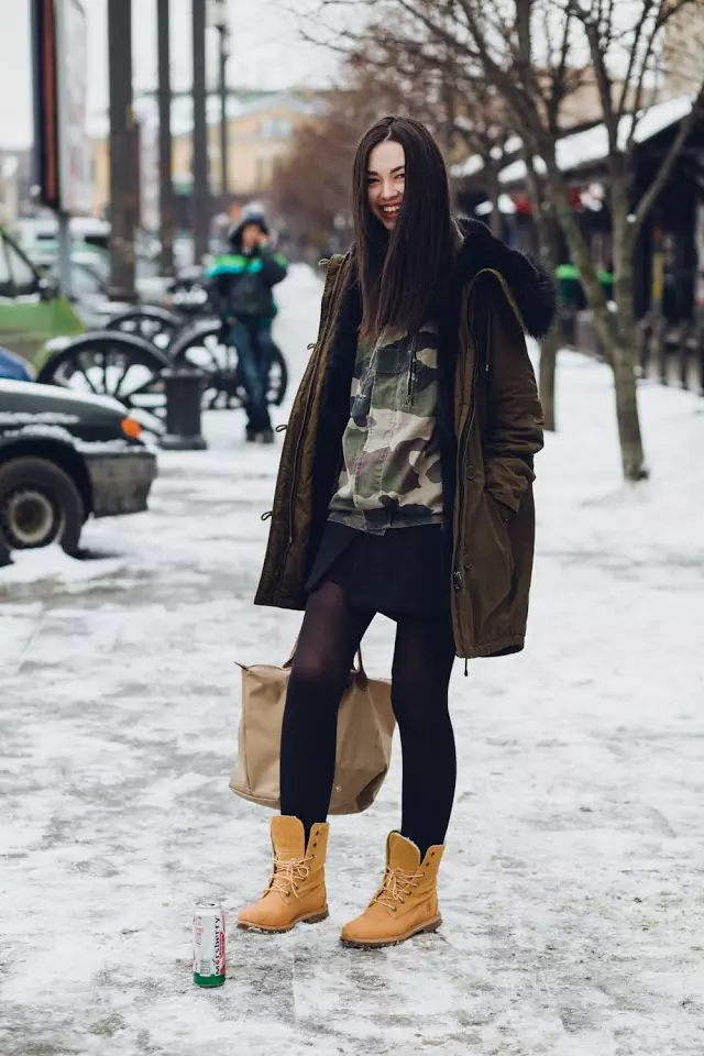 Stivali da boot (133 foto): Come indossare con vestito, modelli alla moda femminili 2021 con pelliccia beige, verde e bordeaux, con catene 2267_110