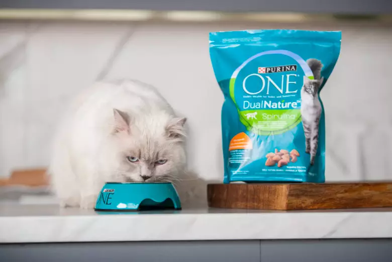 Purina One for sterilized cats: Dry food for castrated cats 3-10 kg and wet, their composition. Feline feed with salmon and other products. Reviews 22683_16