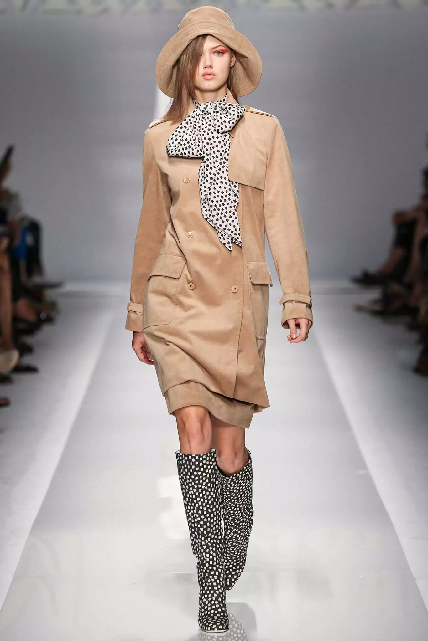 Boots (159 poze): Modele la modă și frumoase feminine 2021-2022, companii populare Gianmarco Lorenzi, Bazele, Mara și Marc Jacobs 2269_136
