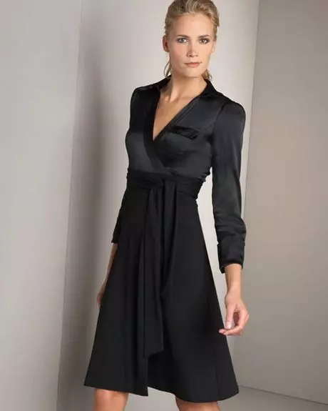 Zwarte jurk met een geur van een lange mouwen