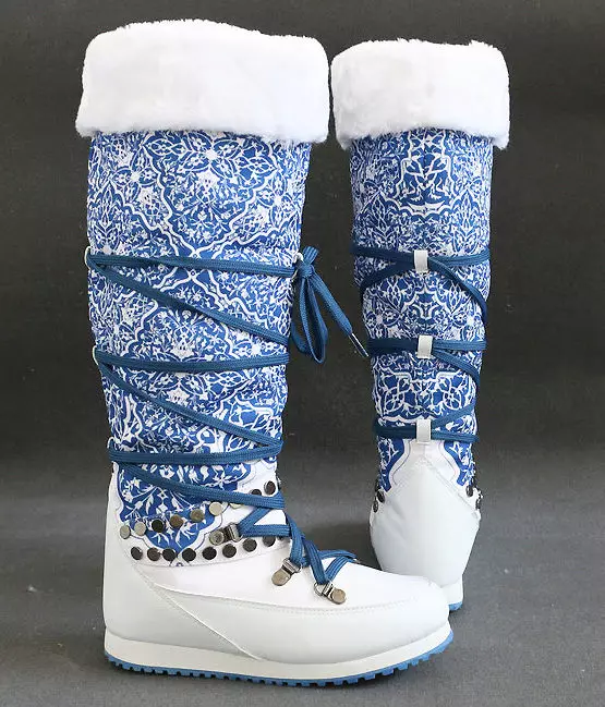 Ženske zimske čevlje (85 fotografij): Izolirani visoki blow modeli za zimo, s katerimi nosi razpoloženje na klin, pregledi 2270_54
