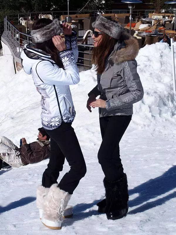 Ženske zimske čevlje (85 fotografij): Izolirani visoki blow modeli za zimo, s katerimi nosi razpoloženje na klin, pregledi 2270_65