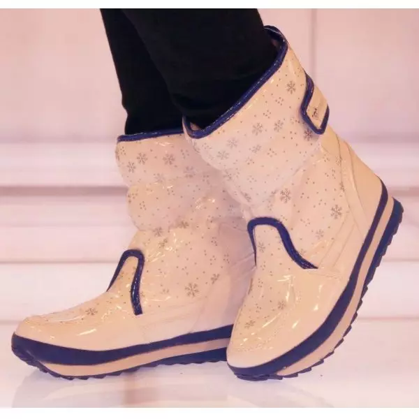 Dámské Zimní boty (85 fotografií): Izolované vysoké vyfoukané modely pro zimu, s jakým nosit náladu na klín, recenze 2270_7