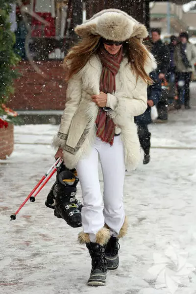 Женске зимске чизме (85 фотографија): Изоловани високи модели пухања за зиму, а који носе расположење на клин, прегледи 2270_76