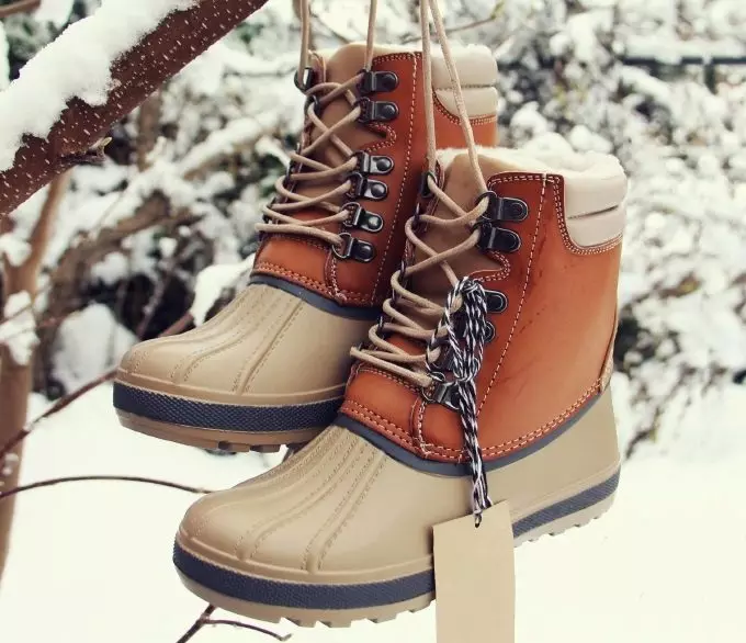 أحذية Winter Winter Winter Boots (85 صورة): عزل نماذج مرتفعة معزولة لفصل الشتاء، والتي ترتدي مزاج على إسفين، مراجعات 2270_79