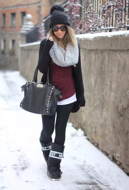 Ženske zimske čizme (85 fotografija): Izolirani visoki modeli puhanja za zimu, s kojim noseći raspoloženje na klin, recenzije 2270_82