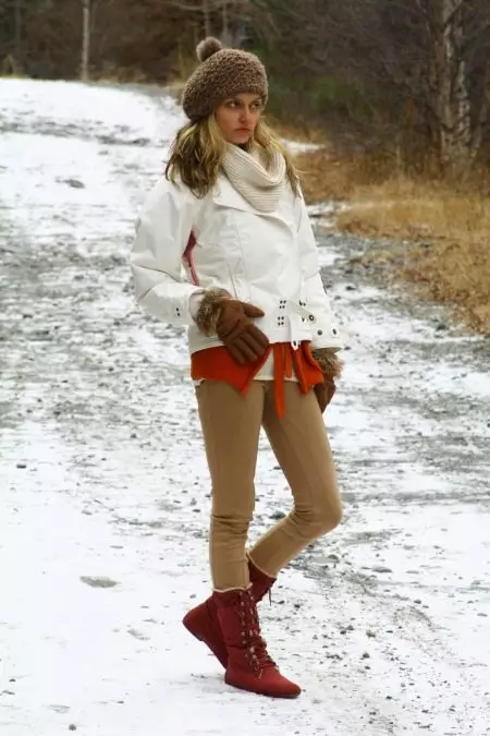 여성용 겨울 의무 장화 (85 장의 사진) : 겨울을위한 절연 된 높은 타격 모델, 쐐기에 기분을 착용하는 것, 리뷰 2270_85