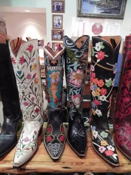 Botas de cowboy (77 fotos): cossacos e modelos no estilo do cowboy americano, que os usa e com o que, botas de inverno feitas de couro genuíno 2272_10