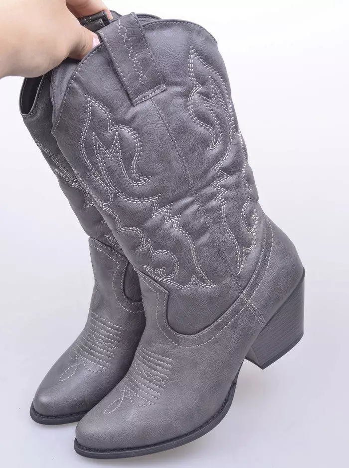 牛仔靴（77张照片）：戴上牛仔的哥萨克和型号，他们佩戴他们，用什么，冬季靴子由真皮制成 2272_19