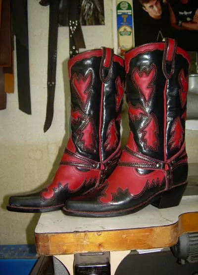 Botas de vaquero (77 fotos): Cosaces y modelos en el estilo del vaquero americano, que los usa y con qué, las botas de invierno hechas de cuero genuino. 2272_49