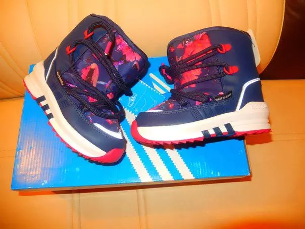 Female Duttoms Adidas (64 valokuvaa): talvi mallit adidas kengät, vauvan hollantit, Nasho linja, arvostelut 2281_5