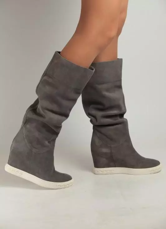 Boots musim sejuk di baji (66 foto): Model wanita 2021-2022 dengan bulu, pada baji yang tersembunyi, pendek dan panjang, dengan apa yang harus dipakai 2287_29