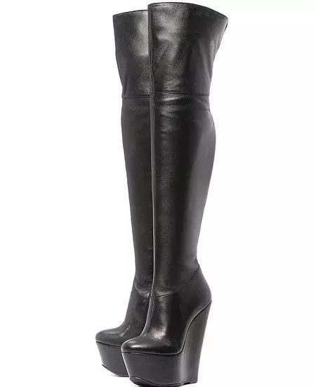 Boots musim sejuk di baji (66 foto): Model wanita 2021-2022 dengan bulu, pada baji yang tersembunyi, pendek dan panjang, dengan apa yang harus dipakai 2287_35