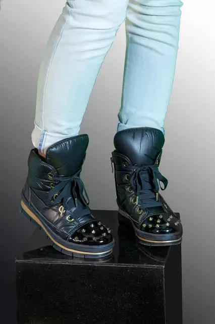 Jog Dog Boots (65 зураг): Охид, эмэгтэй хүмүүсийн өвлийн загварууд, хар болон бусад өнгө, хар, бусад өнгө, хар, бусад өнгө 2288_37