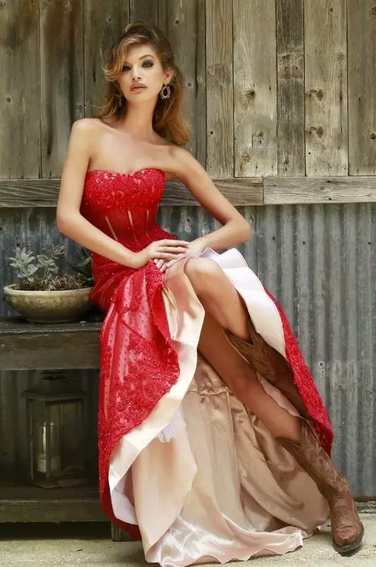红色长裙与紧身胸衣