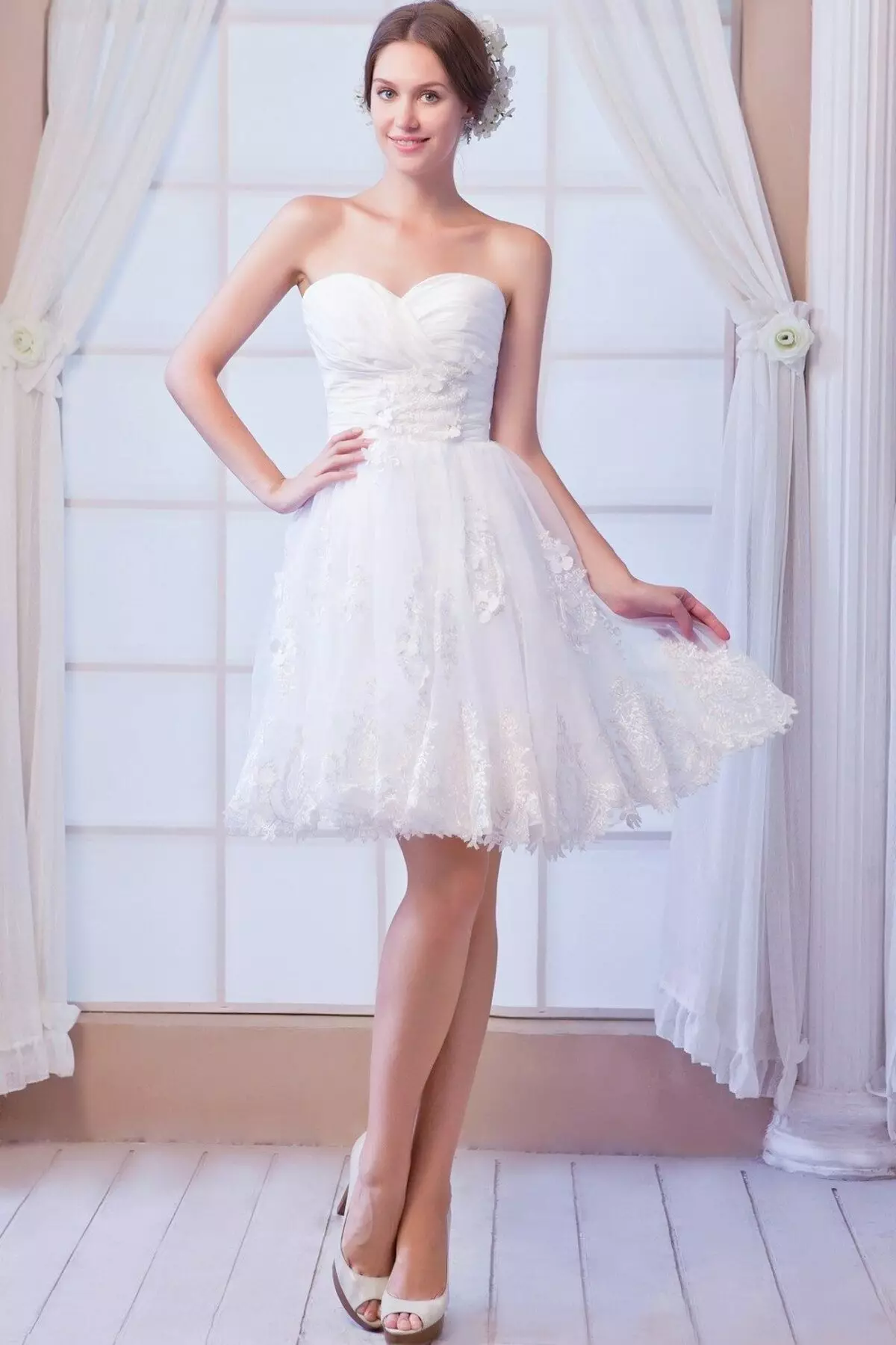 Hvit kjole med korsett