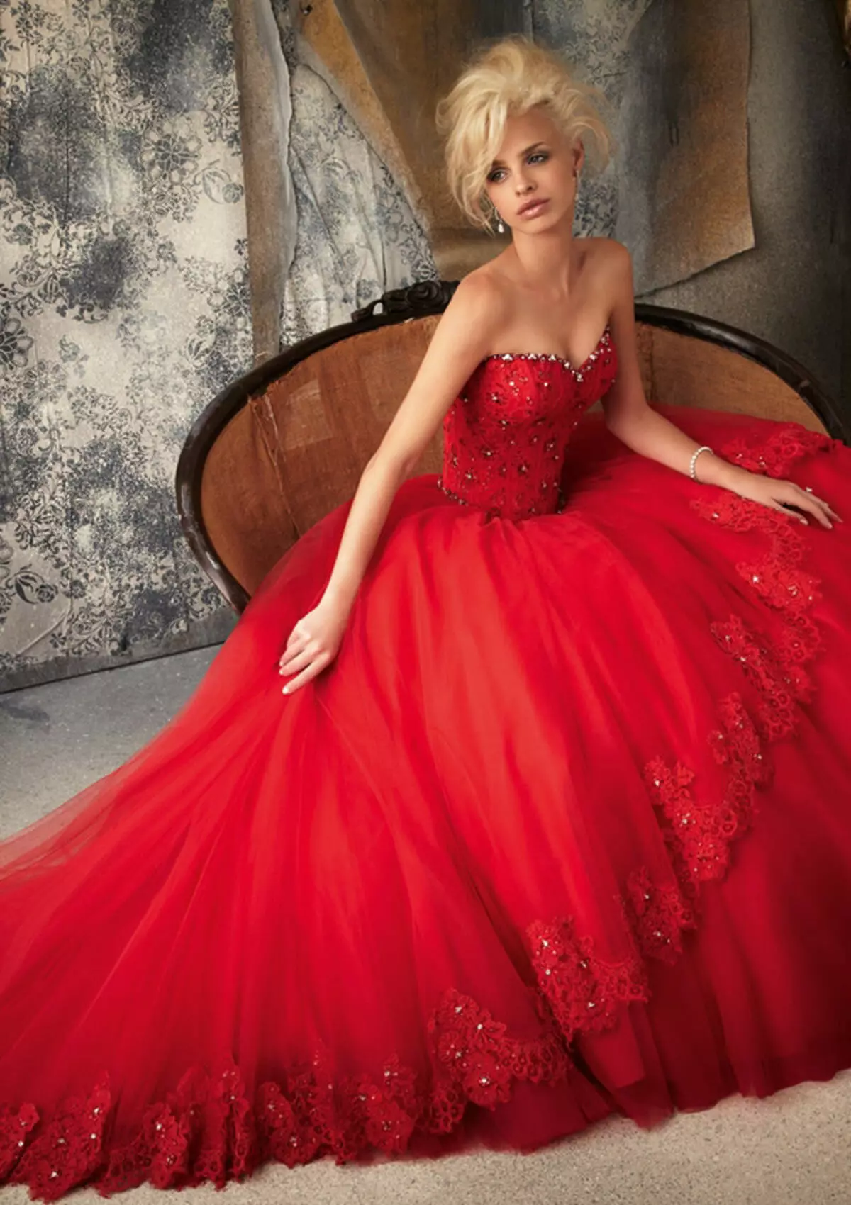 Hermoso vestido rojo exuberante con corsé