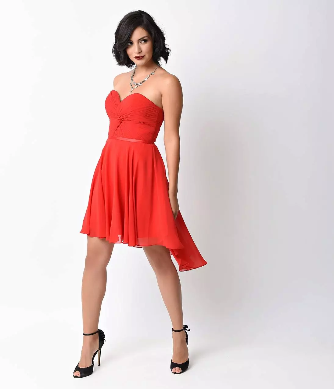Belo vestido vermelho curto com espartilho