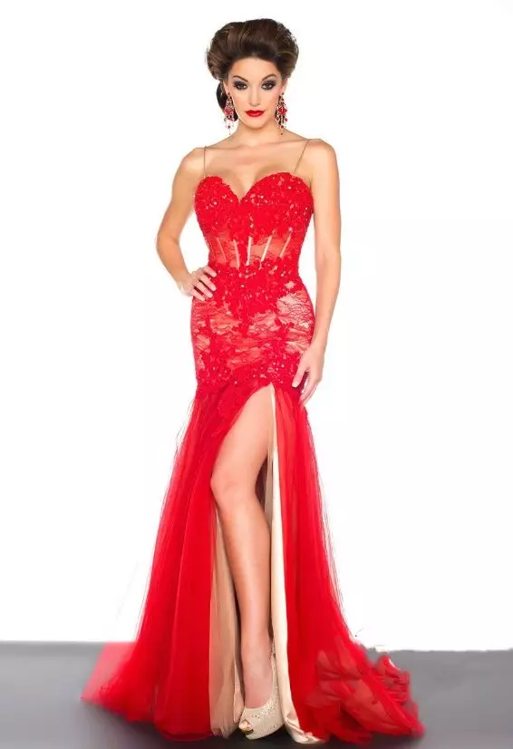 Vakker rød kjole med korsett