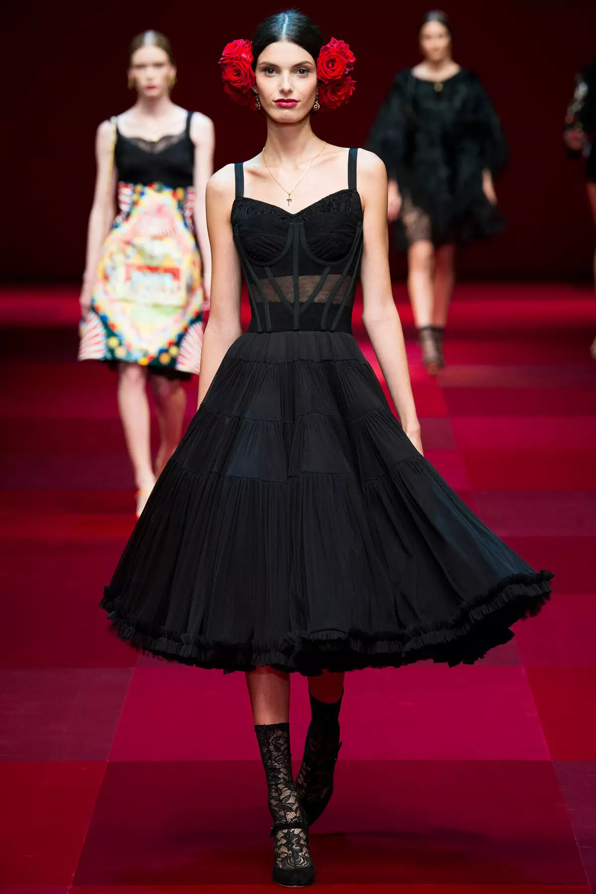 Fashionable Black Dress na may Corset.