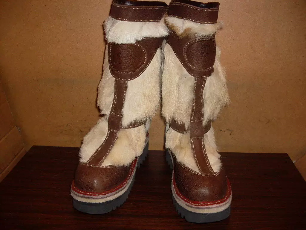 Mongolske støvler (63 bilder): Mongolske vinter støvler og antils på hunden pels, høyt skinn og pels svart, vurderinger 2291_10