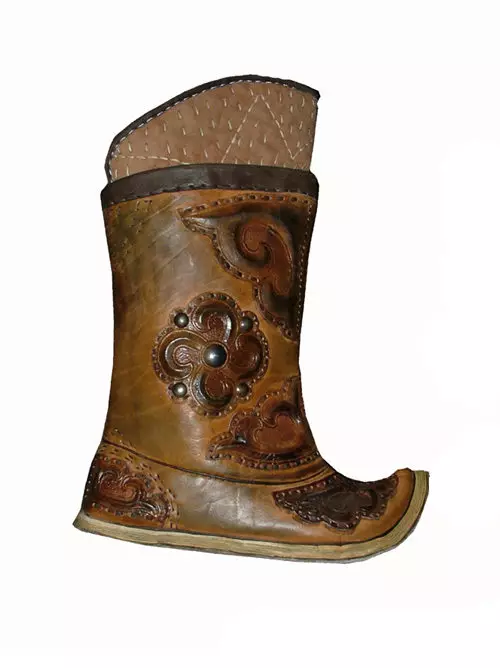 Boots Mongolia (63 Lluniau): Boots a chyffuriau gaeaf Mongolaidd ar ffwr cŵn, lledr uchel a ffwr du, adolygiadau 2291_17