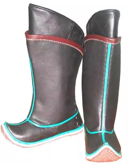Çizme mongoliane (63 foto): çizmet e dimrit mongolian dhe antils në lesh qen, lëkurë të lartë dhe lesh të zezë, komente 2291_27