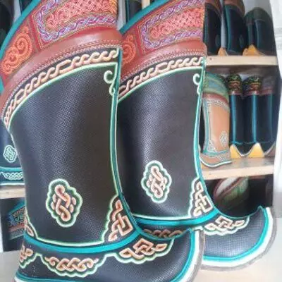 Mongolian Boots (63 mga larawan): Mongolian Winter boots at antils sa canine fur, mataas na katad at fur itim, 2291_28