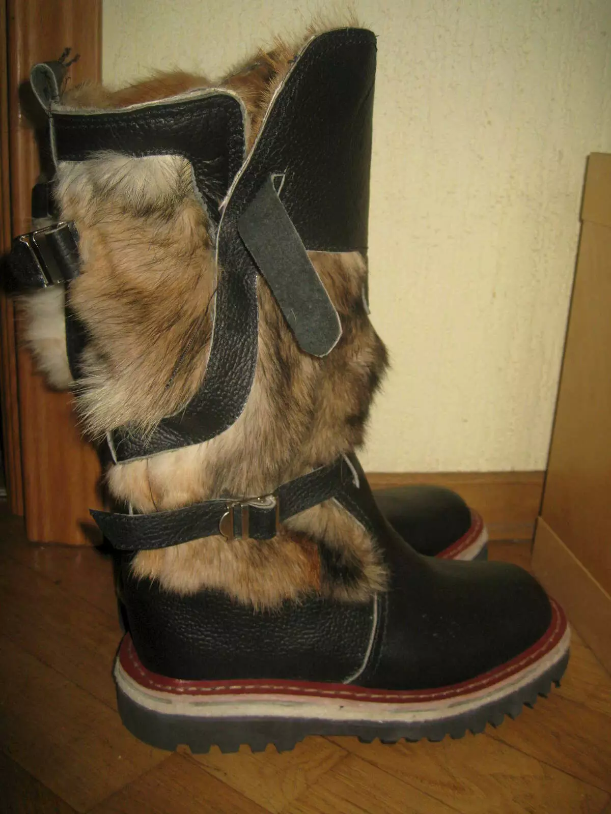 Sepatu bot Mongolia (63 foto): Sepatu bot musim dingin Mongolia dan antils di bulu anjing, kulit tinggi dan bulu hitam, ulasan 2291_38
