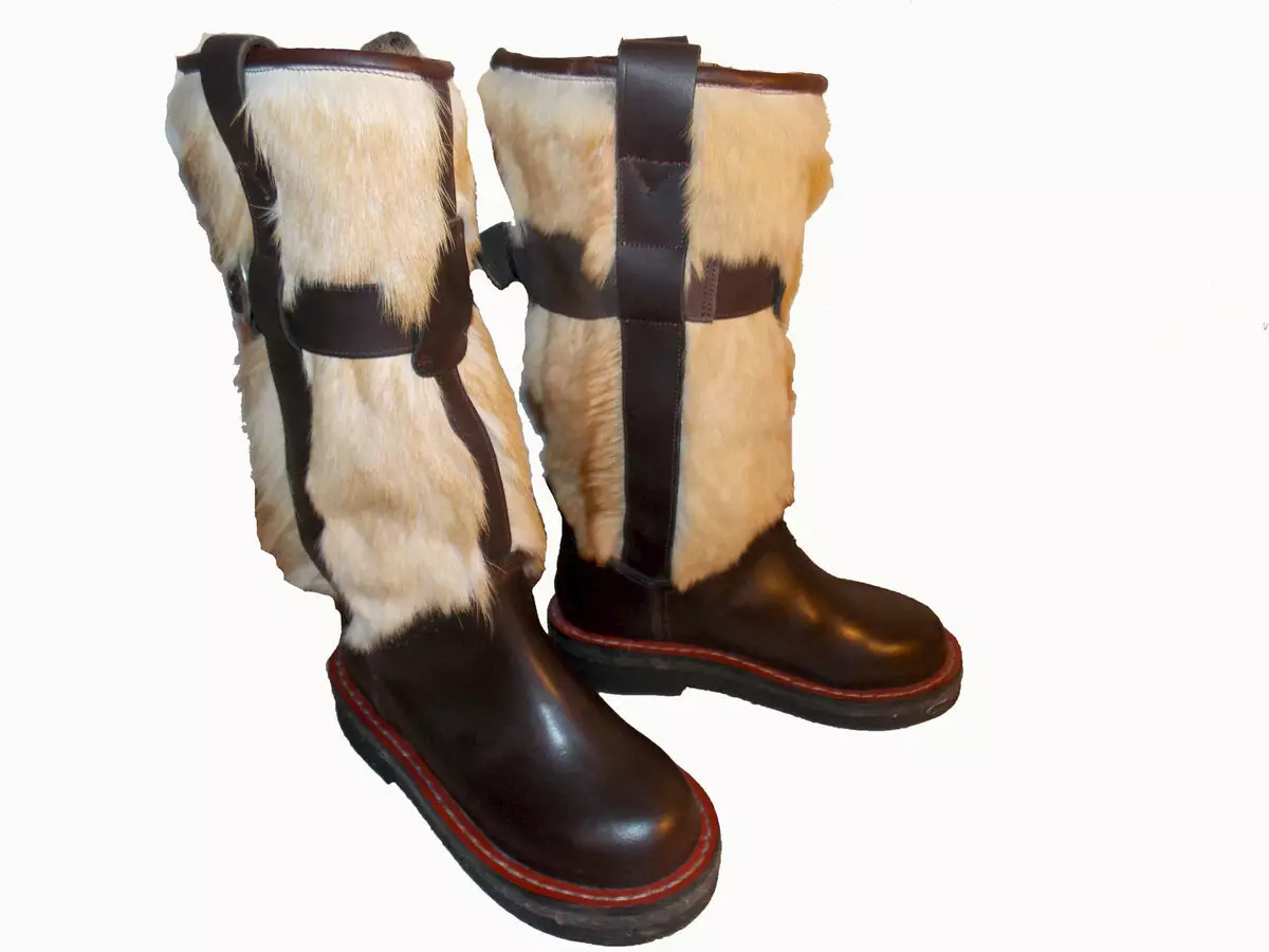 Mongolian Boots (63 mga larawan): Mongolian Winter boots at antils sa canine fur, mataas na katad at fur itim, 2291_42