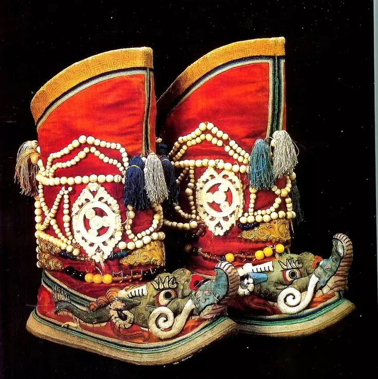 الأحذية المنغولية (63 صور): تعليقات حول المنغولية أحذية الشتاء وAntils على الناب الفراء، والجلود عالية والفراء الأسود، 2291_46