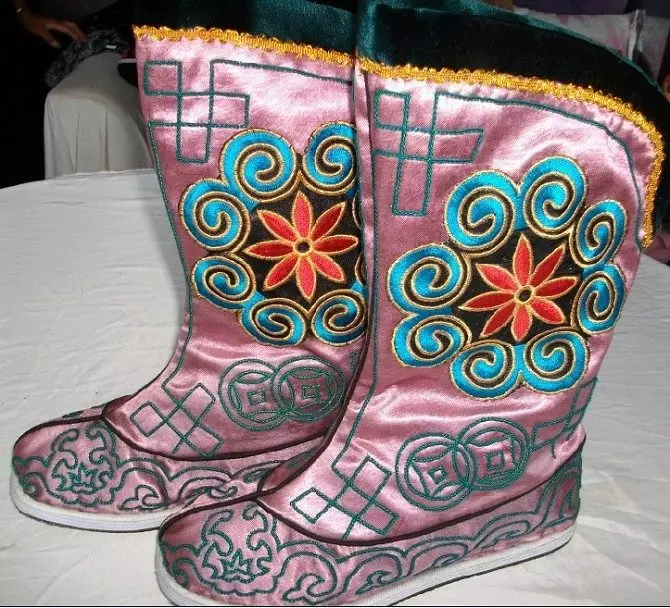 Boots Mongolia (63 Lluniau): Boots a chyffuriau gaeaf Mongolaidd ar ffwr cŵn, lledr uchel a ffwr du, adolygiadau 2291_49