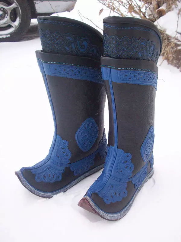 Mongolian Boots (63 mga larawan): Mongolian Winter boots at antils sa canine fur, mataas na katad at fur itim, 2291_53