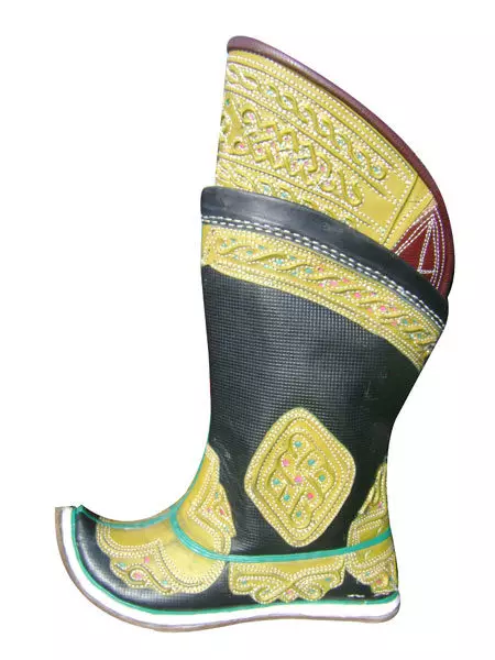 Mongolian Boots (63 mga larawan): Mongolian Winter boots at antils sa canine fur, mataas na katad at fur itim, 2291_57